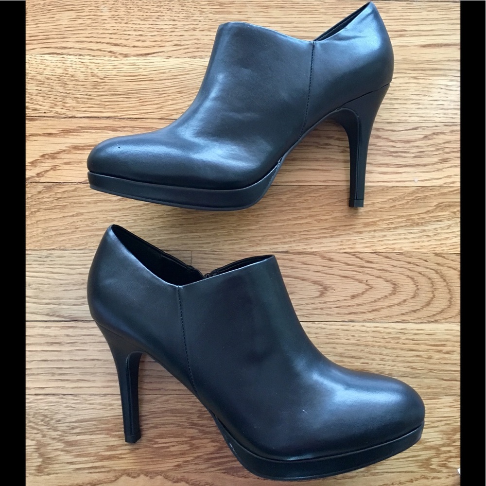 New in box! 🔥Stunning black booties! 🔥